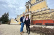 Tobias Kämmerer vor dem Pompejanum mit Maja Kuhnt.
