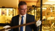 Dr. Markus Hirte im Kriminalmuseum Rothenburg o. T. mit einem Richtschwert: Anders als beim Kampfschwert liegt der Schwerpunkt beim Richtschwert an der Spitze.