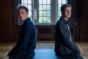 Tom Berner (Paul Ahrens, l.) und Nick Koopmann (Nick Schuck, r.) werden befragt.