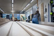 Urs und Noemi Oberbach in der Werkstatt am Bodenbretter hobeln