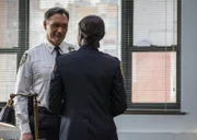 Assistant Chief John Suarez (Jimmy Smits, l.); Deputy Inspector Regina Haywood (Amanda Warren, r.)