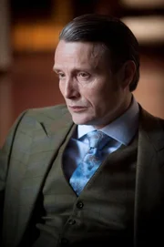 Sein Insiderwissen verschafft Dr. Hannibal Lecter (Mads Mikkelsen) mal wieder den nötigen Vorsprung ...