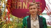 Till Reiners vermittelt Klima-Fakten im Rahmen einer Retro-Gameshow.