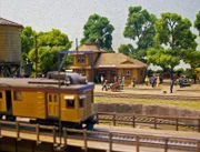 Der US-Bahnhof "Angels Camp" Diorama ist liebevoll mit vielen Details ausgestattet.
