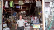 Kazem Sahranavard betreibt das einzige Geschäft, das den Großbrand überstanden hat.