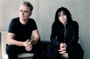 Portrait: JENS HARZER (Rolle Bodo Brenner) und PAULA KOBER (Rolle Paula Reichenberg)