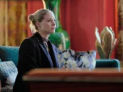 Nicola (Niamh Algar) traut Danny zunächst nicht, versucht aber, ihm zu erklären, warum seine Tochter Selbstmord beging.