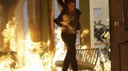 Alexx (Khandi Alexander) versucht sich vor dem Feuer, das am Tatort ausgebrochen ist, in Sicherheit zu bringen.