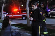 Officer Soltes (J.R. Cacia) nimmt die Aussage der geschockten Cuddy (Lisa Edelstein) auf. Hätte sie ahnen müssen, zu was House in seiner desolaten Verfassung in der Lage ist?