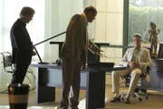 Horatio (David Caruso, l.) und Sgt. Tripp (Rex Linn, M.) erhoffen sich von Zach Anderson (Josh Coxx) Hinweise auf den Verbleib des flüchtigen Ex-Häftlings Viktor.