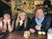 Entertainment Managerin Corina von Wedel (Mitte) und Schlagerstar Patrick Lindner ernten Kartoffeln und verarbeiten sie anschließend zu Fries/Pommes Frites. Hier posieren sie mit der "Queen of Fries" Caron Pries.