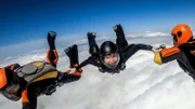 Die Stuntfrau Antje "Angie" Rau trainiert regelmäßig das Formations-Fallschirmspringen. In nur 35 Sekunden freiem Fall muss das Team seine Bewegungschoreographie präsentieren.