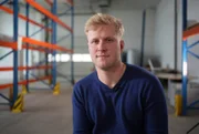 Erfinder Felix Drechsel (26) aus Weimar in einer Werkhalle. Er hat in Thüringen ein Startup gegründet, das Energiespar-Systeme entwickelt. Die nutzen Abwasser-Wärme.