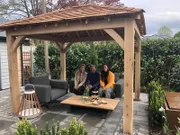V.l.: Katie Rushworth, Alan Titchmarsh und Frances Tophill. Die Verwendung des sendungsbezogenen Materials ist nur mit dem Hinweis und Verlinkung auf RTL+ gestattet.