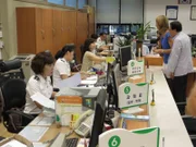 Sandra recherchiert auf der Polizeistation in Seoul.
