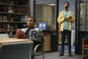 Während Abed (Danny Pudi, r.) von regelrechten Angstzuständen geplagt wird, geht Troy (Donald Glover, l.) eher gelassener an das letzte Schuljahr am Community- College ...