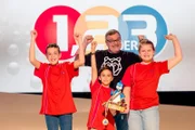 Das Rateteam aus Sofia/Bulgarien mit Elton und dem Piet-Flosse-Pokal.