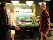 Wieder versucht Richard (Ben Miller, l.) zwischen Danny (James Nesbitt, r.) und Pathologin Jackie (Joely Richardson, M.) zu vermitteln.