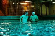 Hauptkommissar Claudius Zorn (Mišel Matičević, li.) erklärt seinem Assistenten Schröder (Axel Ranisch re.), worauf es beim Schwimmen ankommt.