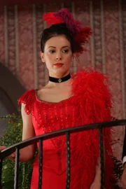 Im Jahre 1890 kämpft Phoebe (Alyssa Milano) gegen das Böse ...