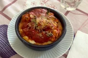 Für die Gnocchi alla sorrentina wird die Pasta jeweils aus einem Kilogramm Kartoffeln und Mehl zubereitet. Die Gnocchi werden mit einer Tomatensoße und cremigen Fior di Latte serviert.