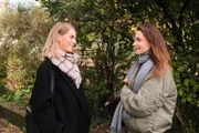 Stella (Bettine Langehein, l.) findet in Daniela (Dilara Braun) ein willkommenes Projekt.