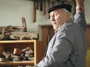 Der Rentner Klaus Seitz (Günter Naumann) in seiner Möbelwerkstatt, die er trotz Ruhestand und Umzug in das Seniorenheim nie aufgegeben hat. In seiner alten Werkstatt kümmert er sich für ein paar Stunden in der Woche um Jugendliche, die keine Arbeit gefunden haben.