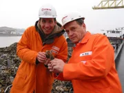 Willi (links) und Wolfgang Ihle. Hier erfährt Willi, was mit dem Schrott passiert.