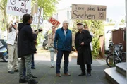 Günter (Peter Lerchbaumer, 2.v.r.) und Edwin (Tilo Prückner, r.) geraten auf ihrem Weg ins Altenheim, in eine Tierschutzdemo (mit Komparsen).