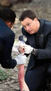 Im Central Park wurde eine junge Frau niedergestochen: Bei den Ermittlungen findet Mac Taylor (Gary Sinise) ein seltsames Pulver am Finger der Leiche.