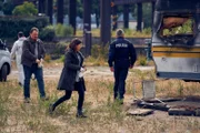 Alex (Aylin Tezel, M.) und Rensmann (Sascha Nathan, l.) nehmen die Ermittlungen im Fall Krusowitz auf.