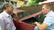 Chiro Sebastiano (li.) zeigt Experte Otto (re.) seine gesammelten, alten Autos.