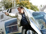 Der zwielichtige Geschäftsmann Alfred Harderberg (Rupert Graves) versucht sich mit dem Hubschrauber abzusetzen.