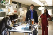 Kate (Stana Katic, l.) gibt nicht auf und sucht weiter nach Hinweisen auf den Mörder. Richard Castle (Nathan Fillion, M.) und Lanie Parish (Tamala Jones, r.) sind gespannt, ob sie etwas finden wird ...