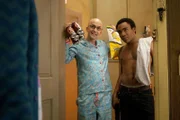 Dean Pelton (Jim Rash, l.); Troy Barnes (Donald Glover, r.)