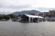 Am Fuße des Mount Wellington liegt die Hauptstadt Hobart mit ihren Flaniermeilen und ihrem Hafen – doch die friedlich anmutende Stadt hat eine gewaltsame Vergangenheit ...