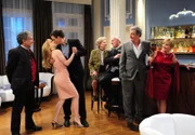 Rosalie (Natalie Alison, 2.v.l.) und Xaver (Jan van Weyde, 3.v.l.) spielen ihren Gästen Julius (Michele Oliveri, l.), Hildegard (Antje Hagen, M.), Alfons (Sepp Schauer, 3.v.r.), André (Joachim Lätsch, 2.v.r.) und Nicola (Kerstin Gähte, r.) das perfekte Verlobungspaar vor.