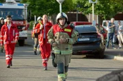 Ein Fahrer steckt mit seinem Kombi fest. Nina (Sabrina Amali) untersucht ihn und bricht auf dem Weg zum RTW zusammen. Das Team eilt zur Hilfe: Markus (Max Hemmersdorfer), Pio (Mark Zak, vorne) und Billy (Anna Schimigk)