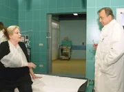 Carla Röhn (Johanna von Koczian) besteht auf eine Chefarztbehandlung. Prof. Dr. Simoni (Dieter Bellmann) übernimmt die Behandlung und gesteht, dass er ein "Fan" von Carla Röhn ist. Er kennt die Filmdiva noch aus ihrer großen Zeit als Leinwandstar.