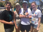 Rezeptionist Christoph Hally, die Küchenpraktikanten Elisabeth Eibach und Andreas Stocker und Schreinerei-Praktikantin Johanna Frey mit einem Äffchen beim Crew-Ausflug auf St. Kitts in der Karibik.