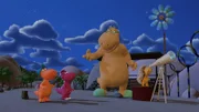 Opa Jörgen erklärt Kokosnuss, Oskar und Matilda den Sternenhimmel.