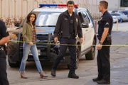 Abigail (Madeleine Coghlan, l.), die Freundin von John Nolans Sohn, möchte Polizistin werden und wird von Nolan (Nathan Fillion, M.) und Tim Bradford (Eric Winter, r.) einen Tag mit auf Streife genommen.