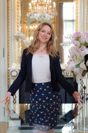 Anna (Diana Staehly) ist für das Date mit Paul bereit. Aber ist ihre Familie das auch?