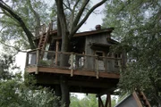 Pete Nelson and his teammates are building a beautiful country-style cabin on the banks of the Mississippi, in the hamlet of Trempealeau, Wisconsin.