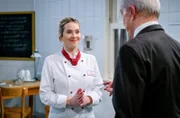 Greta (Laura Osswald, l. mit Dirk Galuba, r.) ist aufgeregt, als ein Juror der Top-500-Jury am Fürstenhof absteigen wird.