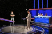 Moderator Alexander Bommes (r.) mit den Kandidat:Innen: Florian Wirsching (l.), Juline Merten (3.v.r.), Maximilian Vogel (2.v.r.) und Anna Döring (r.).