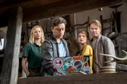 Der verschwundene Laptop ist gefunden: Spurensicherer Maik (Adrian Topol, 2.v.l.) zeigt Saskia Bergelt (Teresa Weißbach, l.), Karina Szabo (Lara Mandoki, 2. v.r.), und Robert Winkler (Kai Scheve, r.) den Fund.