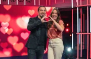 “Babbel Net!“ sagt der Kurpfälzer, wenn jemand kein dummes Zeug reden soll. Davor will Bülent Ceylan sein Publikum bewahren und lässt sich beim Thema „Liebe“ zum professionellen Kuschler ausbilden.