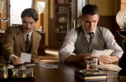 Mateo Ruiz (Javier Rey, l.); Alberto Márquez (Miguel Ángel Silvestre, r.)