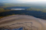 Die Kraterseen entstehen durch aufsteigenden Dampf und vulkanische Gase. Dadurch sammeln sich Regen und Grundwasser im Krater an.